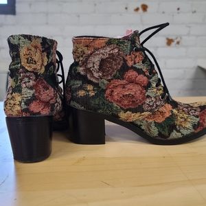 Floral 90s vintage Le Chateau heeled booties 7